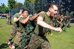 Begini Keseruan Marinir Amerika dan Indonesia Ikut Lomba Tradisional