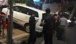 Tabrak Taksi, Toyota Innova 'Cium' Pagar Seng di Yos Sudarso Surabaya