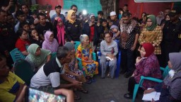 Kunjungi Korban Kebakaran, Risma Siapkan Rusun dan Bantu Renovasi