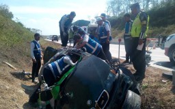 Sedan BMW Tabrak Pekerja Proyek di Tol Nganjuk, Satu Penumpang Tewas