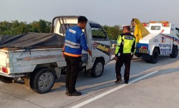 Tabrak Guardrail di Tol Pasuruan, Mobil Pikap Terguling