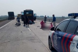 Bus Polisi Tabrak Truk di Tol Nganjuk, 1 Penumpang Tewas dan 5 Luka