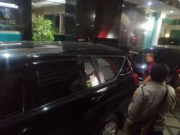 Geledah Kantor BPKAD Jatim, KPK Bawa Dua Koper dan Satu Tas