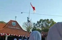 Aksi Heroik Pelajar di Probolinggo Naik Tiang saat Bendera Tersangkut