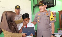 Polisi Beri Penghargaan 2 Siswa Probolinggo yang Panjat Tiang Bendera