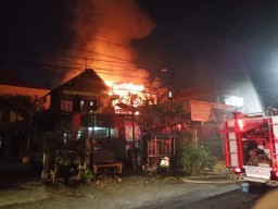 Sebuah Rumah di Jalan Srikana Surabaya Terbakar, 2 Petugas PMK Terluka