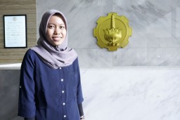 Putri Buruh Tani asal Pamekasan Madura Raih Doktor di ITS dengan IPK 4