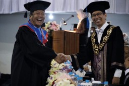 Gondo Wisudawan Tertua ITS Lulus di Usia 71 Tahun