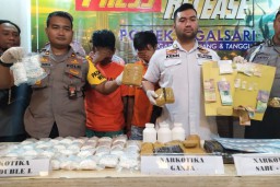 Dua Pria asal Gresik Edarkan Berbagai Jenis Narkoba di Surabaya