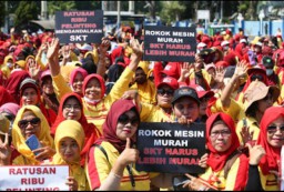 Pekerja Pelinting Rokok Minta Pemerintah Lindungi Segmen SKT