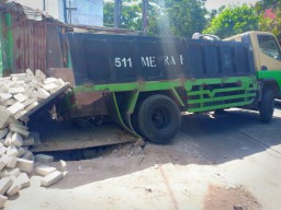 Truk Angkut Paving Terperosok ke Parit, Bratang Gede Surabaya Macet