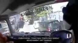 Viral Video Kendaraan PMK Terhambat Deretan Mobil Parkir di Surabaya