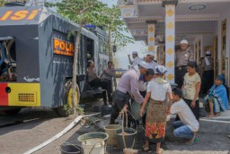 Kekeringan di Probolinggo, Polisi Distribusi Air Gunakan Water Canon