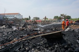 Lahan Pasar Pahing Rungkut Surabaya Terbakar, 2 Petugas PMK Terluka