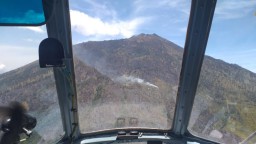 Heli Water Bombing Padamkan 3 Titik Api di Gunung Arjuno-Welirang