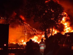 Gudang Elpiji dan Ban di Surabaya Terbakar, Bronto Skylift Dikerahkan