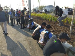 Bonek dan ASN Kerja Bakti di Stadion GBT Surabaya