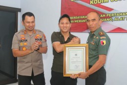Sukseskan TMMD di Trenggalek, Bupati Ipin Terima Penghargaan