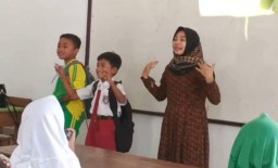 Pelajar Korban Atap SD Ambruk Diajak Joget 'Entah Apa yang Merasukimu'