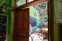Foto: Mereka Saksi Bisu Ambruknya Atap SDN Gentong