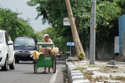 Mbah Hawati Sempat Jualan Es Dawet Hingga Rujak dengan Gerobaknya