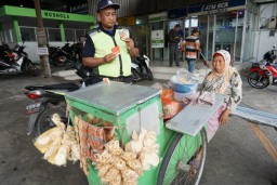 Kisah Mbah Hawati: Gerobaknya Empat Kali Ditabrak Kendaraan
