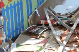 Foto Para Presiden Berhamburan saat Atap SDN Gentong Ambruk