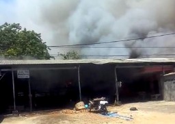 Pasar Beras Bendul Merisi Terbakar, Sedikitnya Enam Mobil Terpanggang