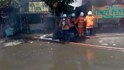 Foto: Berjibaku Padamkan Pasar Beras Bendul Merisi