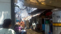 Kebakaran di Pasar Beras Bendul Merisi Padam, Tidak Ada Korban Jiwa