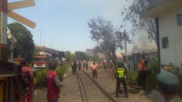 Pasar Beras Bendul Merisi Terbakar, Satu KA Terpaksa Molor