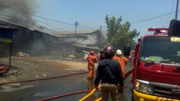 Pasar Beras Bendul Merisi Terbakar, 10 Mobil Gosong