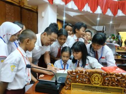 Kunjungi DPRD, Pelajar SD Surabaya ini Minta Datangkan Blackpink