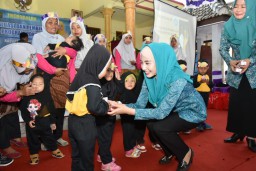 Cegah Balita Stunting, Istri Bupati Nur Arifin Bagikan Susu