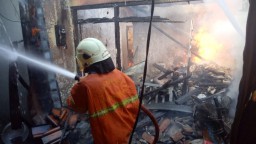 Rumah di Surabaya Terbakar, Petugas Selamatkan Tetangga yang Terjebak