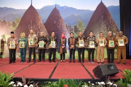 Genjot Pembangunan Ponorogo, Bupati Ipong Terima Dokumen dari Kemendes