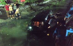 Sopir Diduga Mabuk, Innova Tercebur ke Sungai Wiyung Surabaya