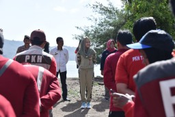 Istri Bupati Nur Arifin Ajak Warga Bersihkan Pantai di Trenggalek