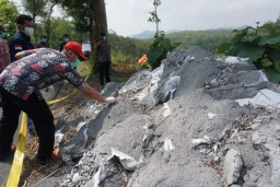Tim Gakkum Ambil Sampel Limbah Diduga B3 yang Dibuang di Tulungagung