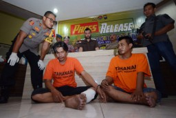 Lawan Polisi dengan Pisau,  Bandar Sabu dan Ineks di Surabaya Ditembak