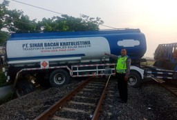 Truk Bermuatan Solar Industri Terperosok ke Jalur Kereta, 2 Orang Luka
