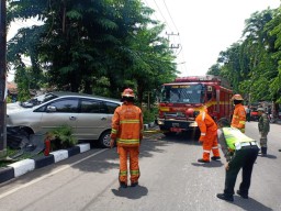 Innova Seruduk Tiga Kendaraan di Surabaya, 2 Orang Terluka