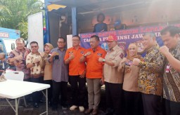 Khofifah Beri Santunan pada Dua Korban yang Tertimpa Pohon Tumbang