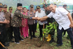 Polisi Ajak Lintas Generasi di Trenggalek Tanam 5500 Pohon