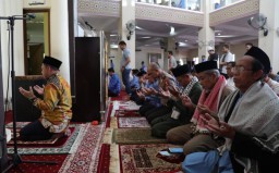 Mendagri Tito Imami Salat Jumat, Membentuk Teladan Bagi ASN