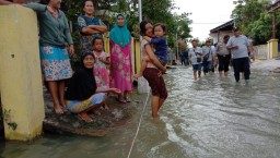 Korban Terdampak Banjir Gresik Terima Bantuan