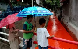 Geger, Warna Air di Saluran GKB Gresik Berubah Jadi Orange