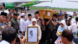 Jenazah Gus Solah Disambut Gubernur hingga Kapolda di Bandara Juanda