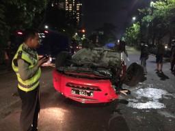 Sopir Diduga Ngantuk, Toyota Vios Tabrak Pohon Hingga Terbalik