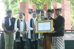 Gubernur Khofifah Dikukuhkan Jadi Warga Kehormatan Samin Bojonegoro